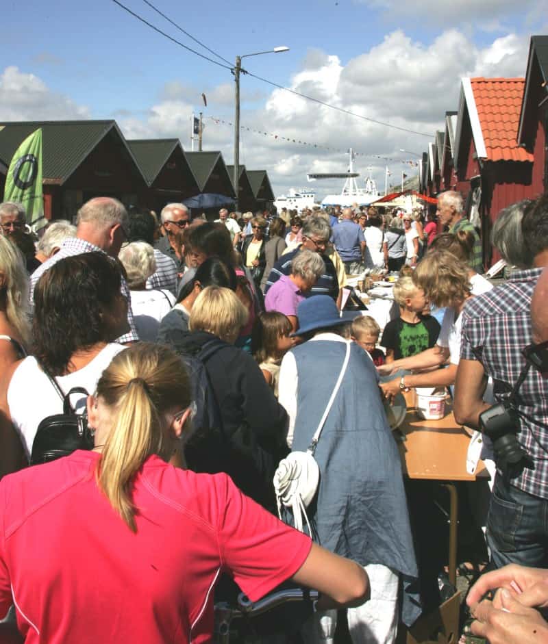 donso_hamnfest_folk 1- Donsö Hamnfest, 2011. Hamnfesten sträcker sig över två dagar med olika evenemang och underhållning.