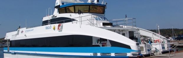 Nu är den på plats - en av de nya katamaranfärjorna som ska trafikera Göteborgs södra skärgård. Hela 28 knop ska de norskbyggda snabbfärjorna köra jämfört med de 11-12 knop som dagens färjor på Styrsöbolaget gör.  Färjan är en katamaran och byggd i kolfiber. Den 20 juni tas den ena katamaranen i trafik och den andra i augusti. Det är linjen Saltholmen-Styrsö-Skäret-Donsö-Vrångö och tillbaka som de nya snabbfärjorna ska köra. 163 passagerare, alla sittande, får plats ombord.